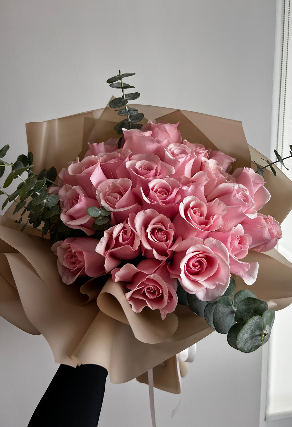Rosas y eucalipto