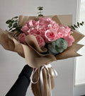 Rosas y eucalipto