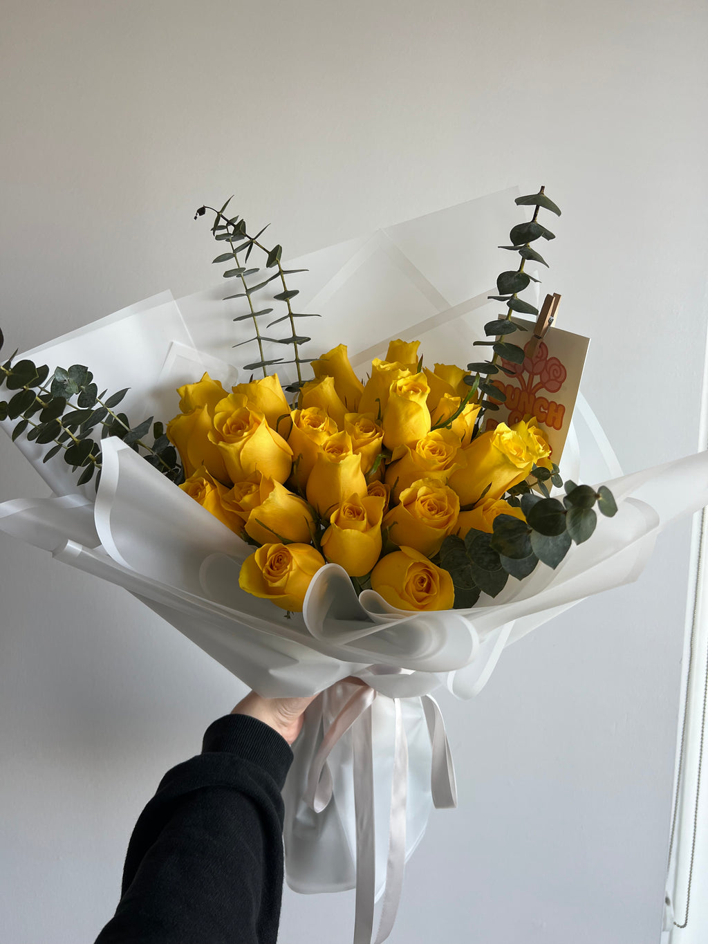 Rosas y eucalipto